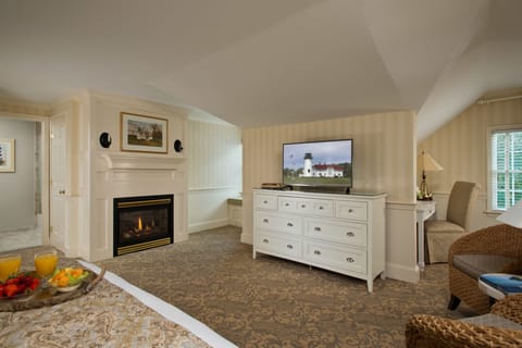 Junior Suite, 1 King Bed | Premium bedding, pillowtop beds, in-room safe, soundproofing