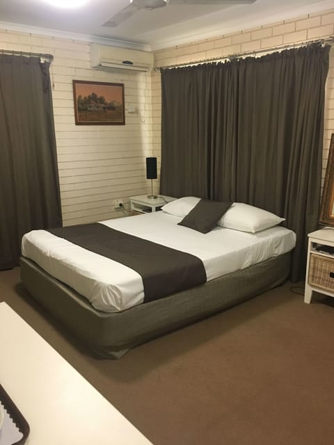 Basic Room, 1 Queen Bed | Desk, soundproofing, iron/ironing board, free WiFi