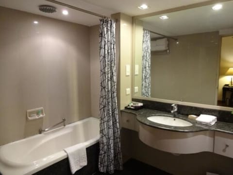 Grand Suite | Bathroom | Shower, hydromassage showerhead, free toiletries, hair dryer