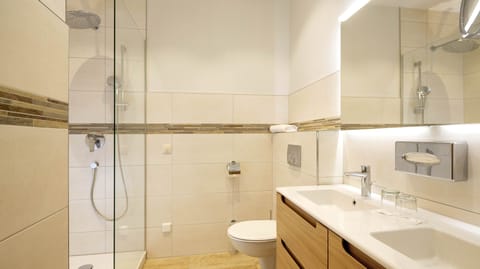 Suite | Bathroom | Free toiletries, hair dryer, towels