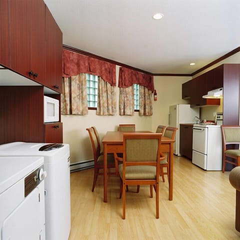 Family Apartment, 2 Bedrooms, full kitchen (Section Motel)  | Private kitchen | Fridge, microwave