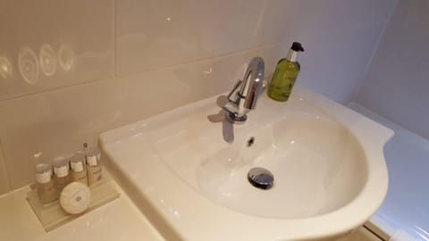 Standard Double Room, Bathtub | Bathroom | Free toiletries, hair dryer, towels