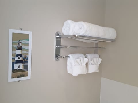 Standard Double Room, Bathtub | Bathroom | Free toiletries, hair dryer, towels