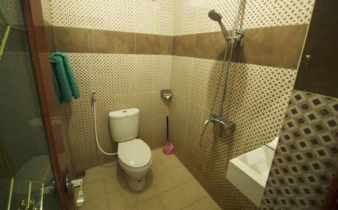 Family Room | Bathroom | Free toiletries, towels