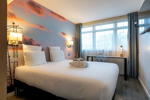 Superior Room (1 Large bed) | Minibar, in-room safe, desk, laptop workspace