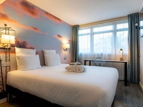 Superior Room (1 Large bed) | Minibar, in-room safe, desk, laptop workspace