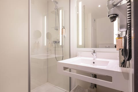 Superior Room, 2 Twin Beds | Bathroom | Shower, eco-friendly toiletries, hair dryer, towels