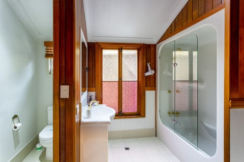 The Andrews Room | Bathroom | Combined shower/tub, free toiletries, hair dryer, towels