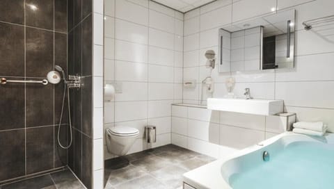 Business Suite | Bathroom | Free toiletries, hair dryer, towels