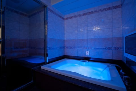 Deep soaking bathtub