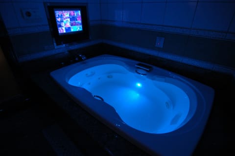 Jetted tub