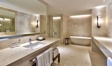 Executive Suite, 1 King Bed, Club Lounge Access | Bathroom | Designer toiletries, hair dryer, slippers, bidet