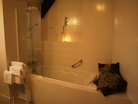 Comfort Twin Room | Bathroom | Free toiletries, towels