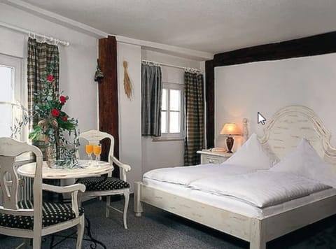 Double Room | Individually decorated, individually furnished, desk, bed sheets