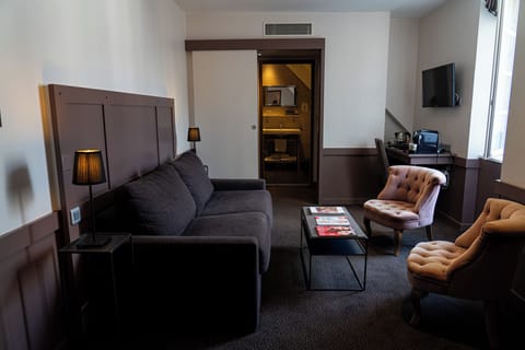 Family Suite | Free minibar, in-room safe, individually decorated