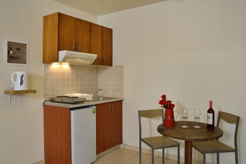 Economy Studio (Ground floor) | Private kitchen | Fridge, stovetop, coffee/tea maker, electric kettle