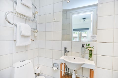 Standard Twin Room | Bathroom | Shower, hair dryer, bathrobes, slippers