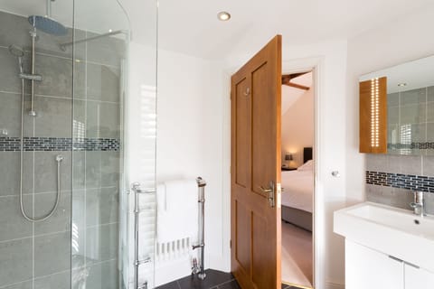 Junior Suite, Ensuite | Bathroom | Free toiletries, hair dryer, towels