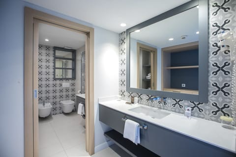 Junior Suite, Balcony, Sea View | Bathroom | Shower, free toiletries, hair dryer, bathrobes