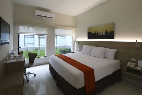 Traditional Room, 1 King Bed | In-room safe, desk, free WiFi, bed sheets