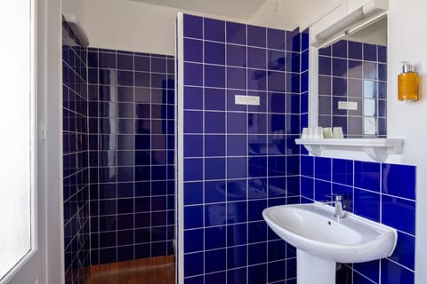 Executive Room | Bathroom | Free toiletries, hair dryer, towels, soap