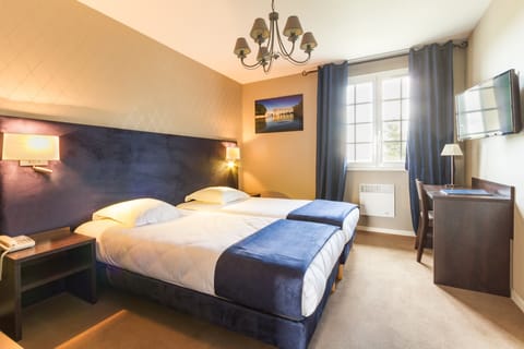 Superior Double or Twin Room | In-room safe, desk, blackout drapes, soundproofing