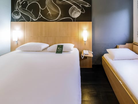 Triple Room, Multiple Beds | Premium bedding, pillowtop beds, desk, soundproofing