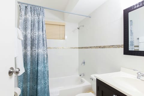 Superior Apartment, 1 Bedroom, Kitchen, Executive Level | Bathroom | Combined shower/tub, free toiletries, hair dryer, towels