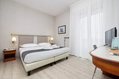 Double Room Single Use | Minibar, in-room safe, desk, soundproofing