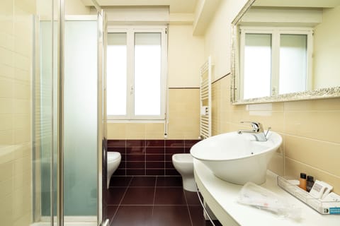 Superior Double Room | Bathroom | Combined shower/tub, free toiletries, hair dryer, bidet