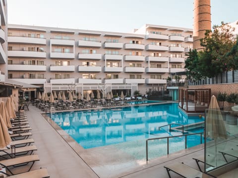 Seasonal outdoor pool, pool umbrellas, sun loungers