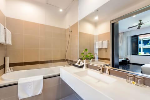 Junior Suite | Bathroom | Hair dryer, bathrobes, slippers, towels