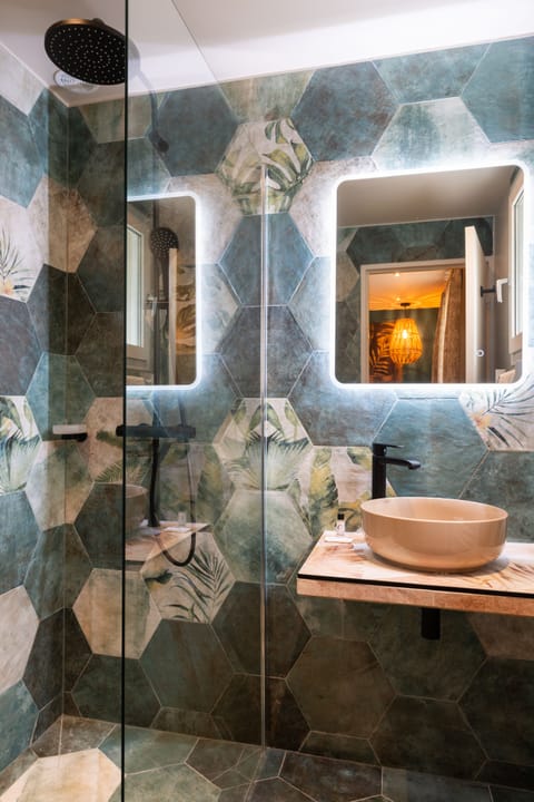 DOUBLE ROOM ELEGANCE | Bathroom | Free toiletries, hair dryer, towels, soap