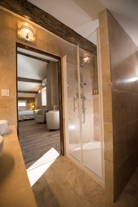 Deluxe Suite (Richard Virenque) | Bathroom | Shower, rainfall showerhead, hair dryer, towels