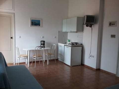 Superior Studio, 1 Bedroom, Sea View | Private kitchenette | Fridge, oven, stovetop, coffee/tea maker