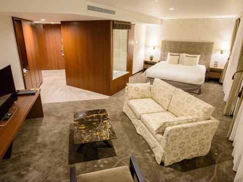 Executive Double Room, Non Smoking | Minibar, in-room safe, desk, free WiFi