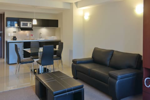 Standard Room, 1 Queen Bed | Living area | 32-inch flat-screen TV with satellite channels, LCD TV