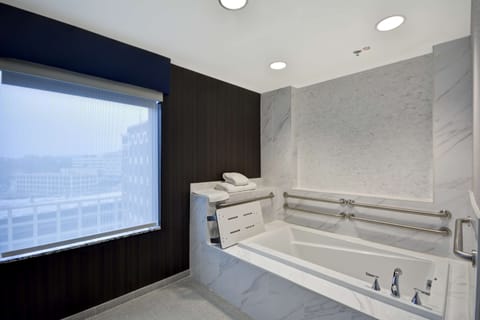 Deluxe Suite, 1 King Bed, 1 Bedroom, Accessible, Bathtub | Bathroom | Combined shower/tub, free toiletries, hair dryer, towels