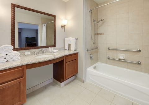 Combined shower/tub, free toiletries, hair dryer, towels