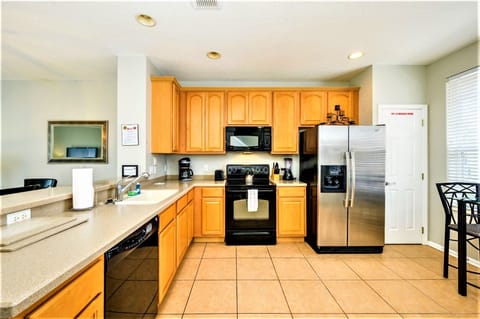 Three-Bedroom Townhouse | Private kitchen | Full-size fridge, microwave, oven, stovetop