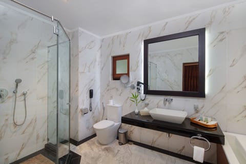 Suite | Bathroom | Separate tub and shower, rainfall showerhead, free toiletries