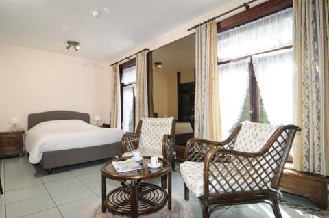 Minibar, in-room safe, desk, iron/ironing board