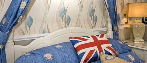 Single Room | Desk, blackout drapes, iron/ironing board, free WiFi