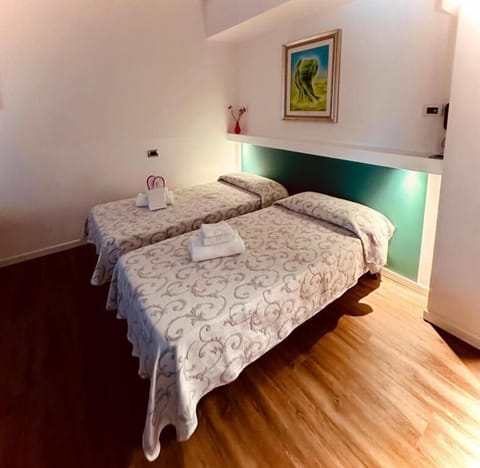 Twin Room, 2 Twin Beds (Budget) | Down comforters, in-room safe, desk, laptop workspace