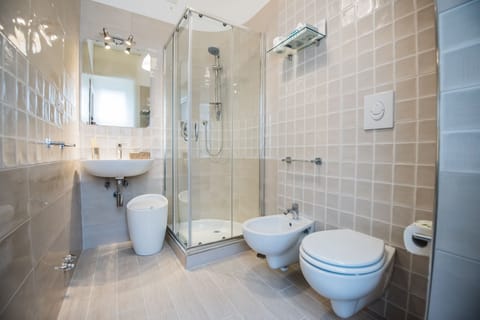 Double or Twin Room (Amalfi) | Bathroom | Shower, rainfall showerhead, hair dryer, bidet