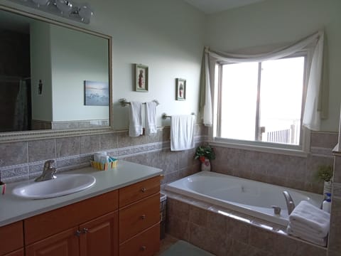 Standard Room, 1 Queen Bed, Accessible, Ocean View | Bathroom | Slippers, towels, soap, shampoo