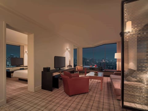 Executive Suite, 1 King Bed (Grand) | Minibar, in-room safe, desk, laptop workspace