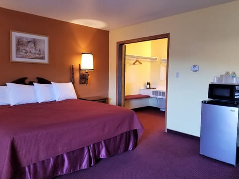 Deluxe Room, 1 King Bed, Mountain View | Desk, free WiFi, bed sheets