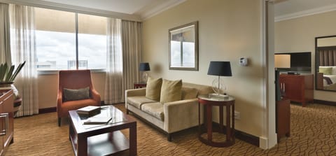 Avani Suite | Minibar, in-room safe, desk, laptop workspace