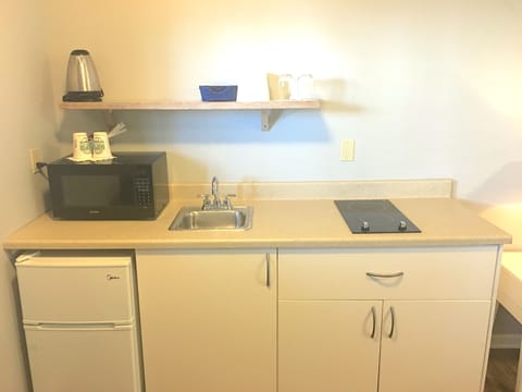 Studio Suite, Kitchenette | Private kitchenette | Fridge, microwave, electric kettle